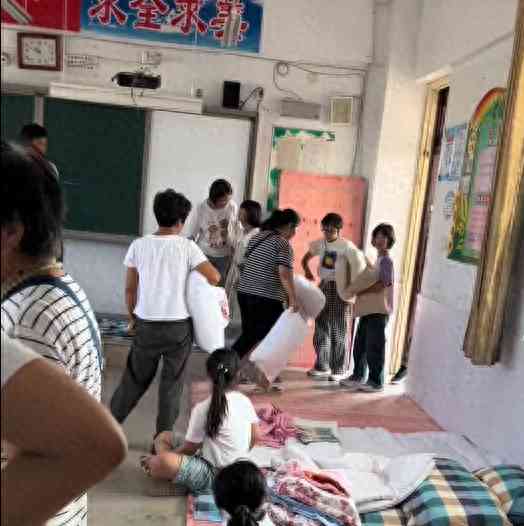 最新爆炸性新闻。河南一小学招生超标 部分学生打地铺