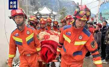  云南山体滑坡：埋压村庄，焦急救援