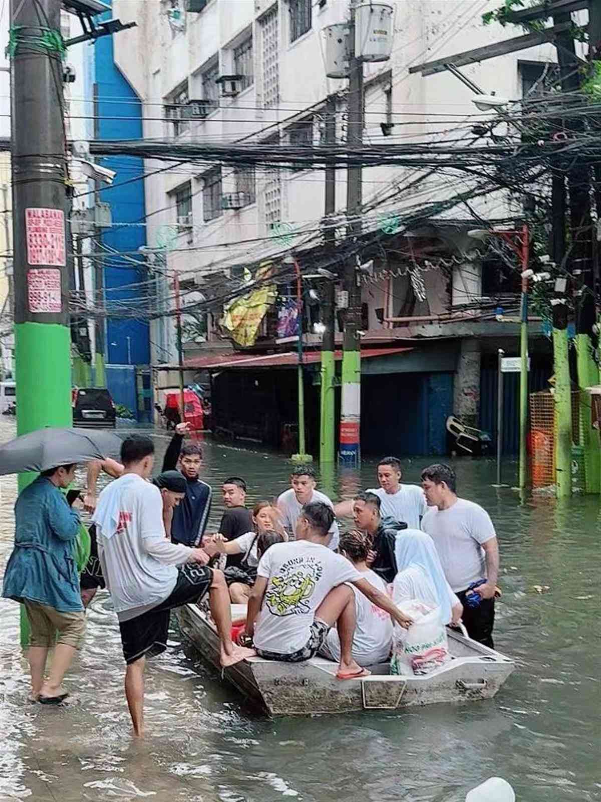  菲律宾首都遭遇洪灾，华人亲历惊魂时刻！