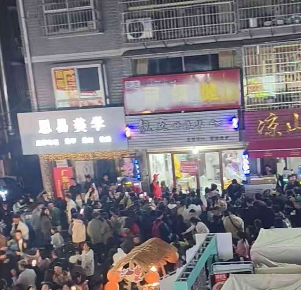  网红理发师晓华：夜深人静，剪刀声是否扰民？